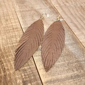 Feathet Metalic Earrings!